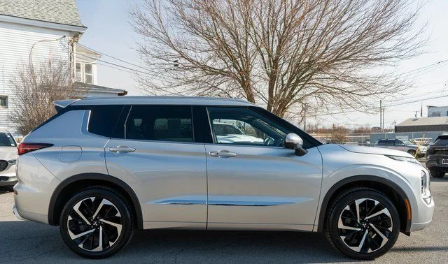 Used 2022 Gray Mitsubishi SEL image 5