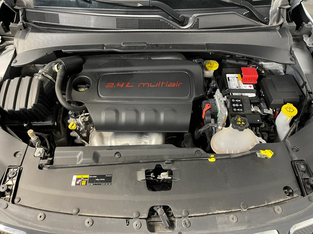 Used 2022 Silver Jeep Latitude Lux image 12