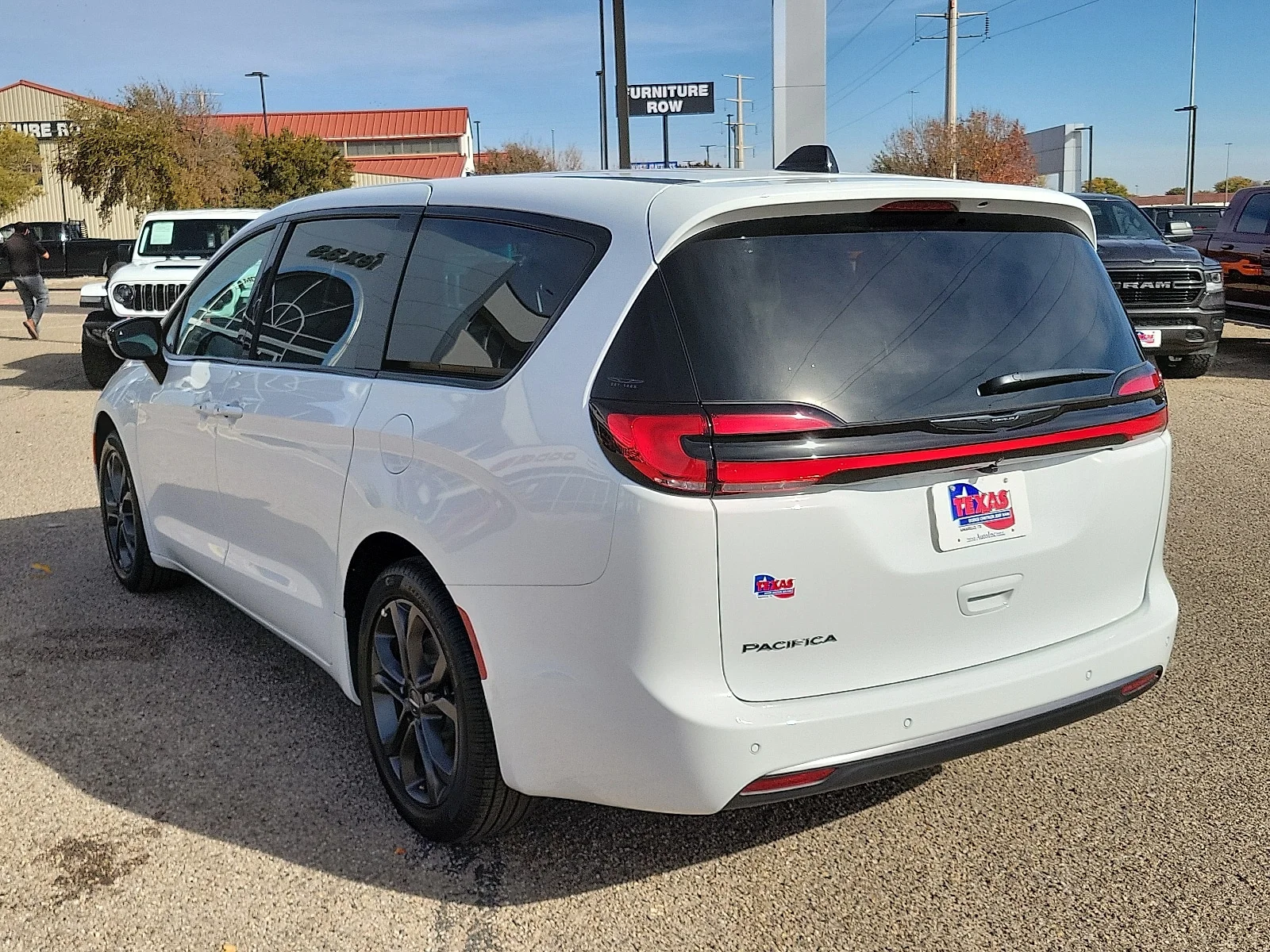 New 2026 PW7 Bright Whit Chrysler SELECT image 3