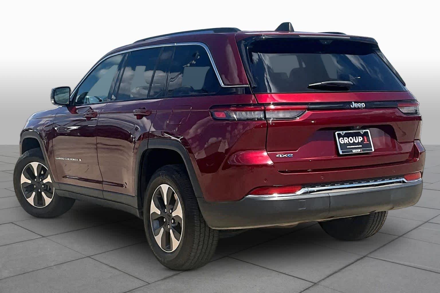 Used 2022 Velvet Red Pearlcoat Jeep  image 12