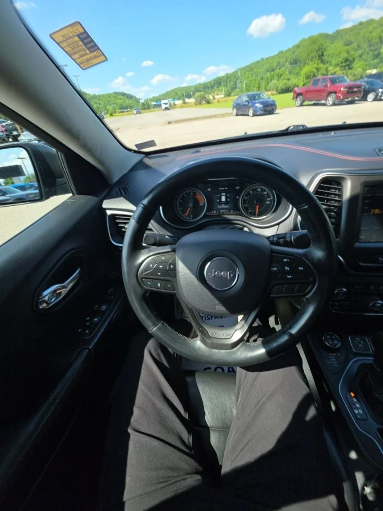 Used 2019 Diamond Black Jeep Trailhawk image 39