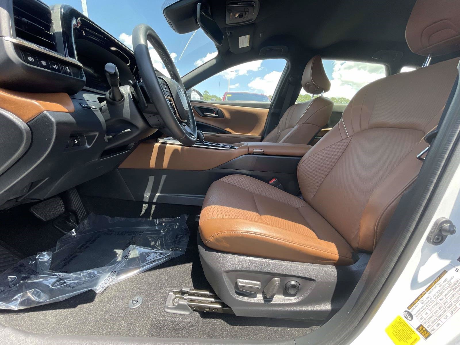 Used 2025 Oxygen White Toyota XLE image 17