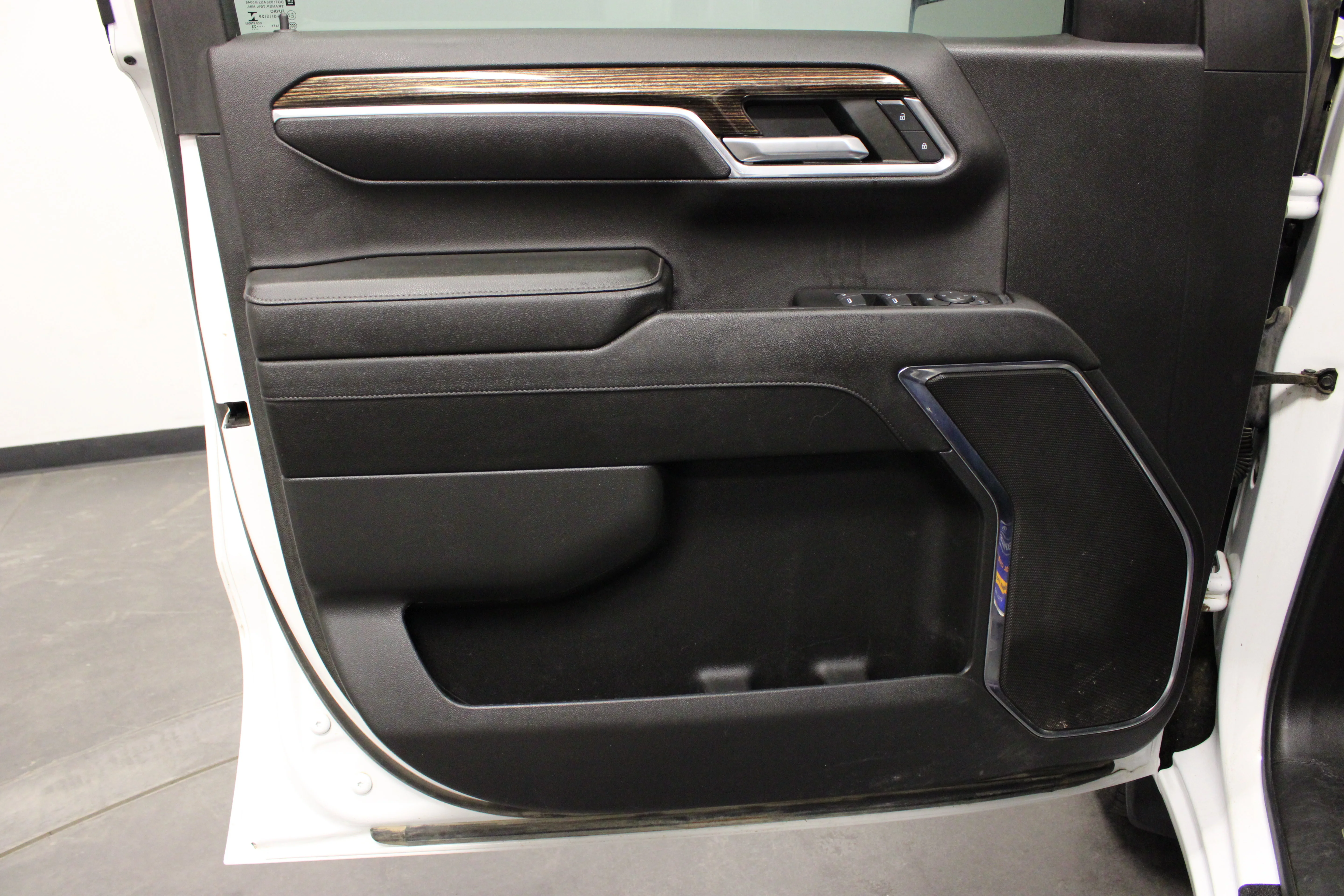 Used 2023 Summit White GMC SLE image 19