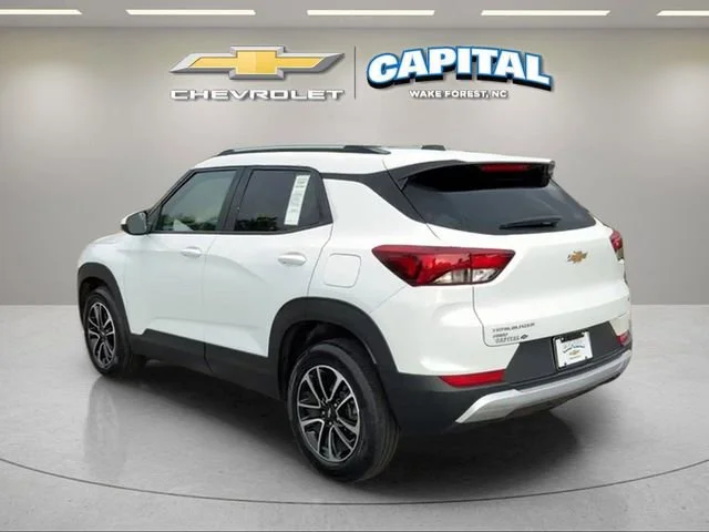 Used 2025 Summit White Chevrolet LT image 4
