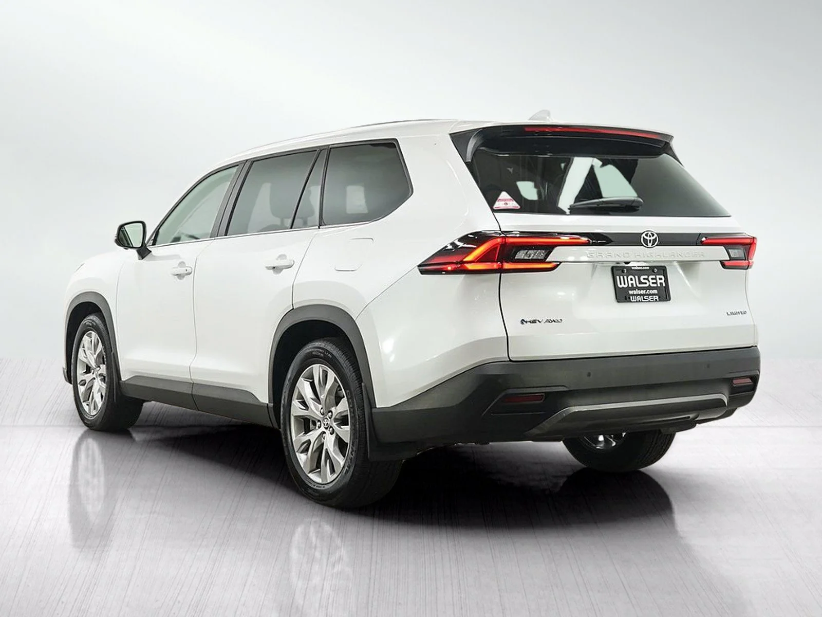 Used 2025  Toyota XLE image 3