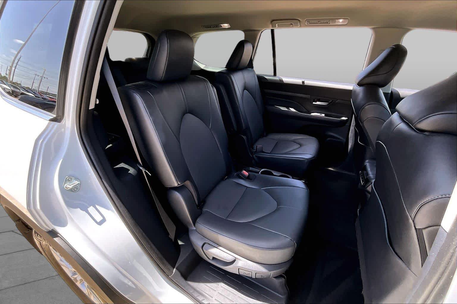 Used 2024 Wind Chill Pearl Toyota Hybrid XLE image 21