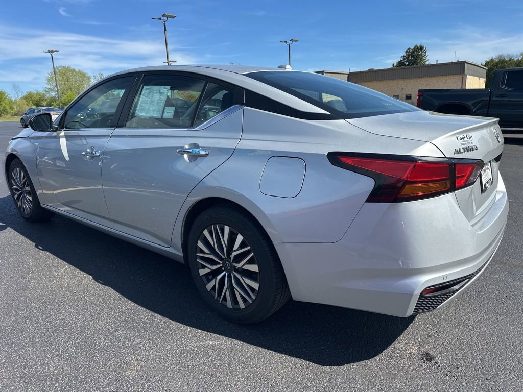 Used 2024 Silver Nissan SV FWD image 3