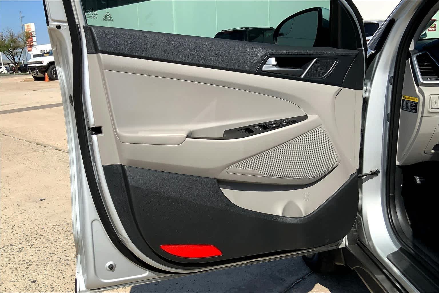 Used 2018 Molten Silver Hyundai SE image 21