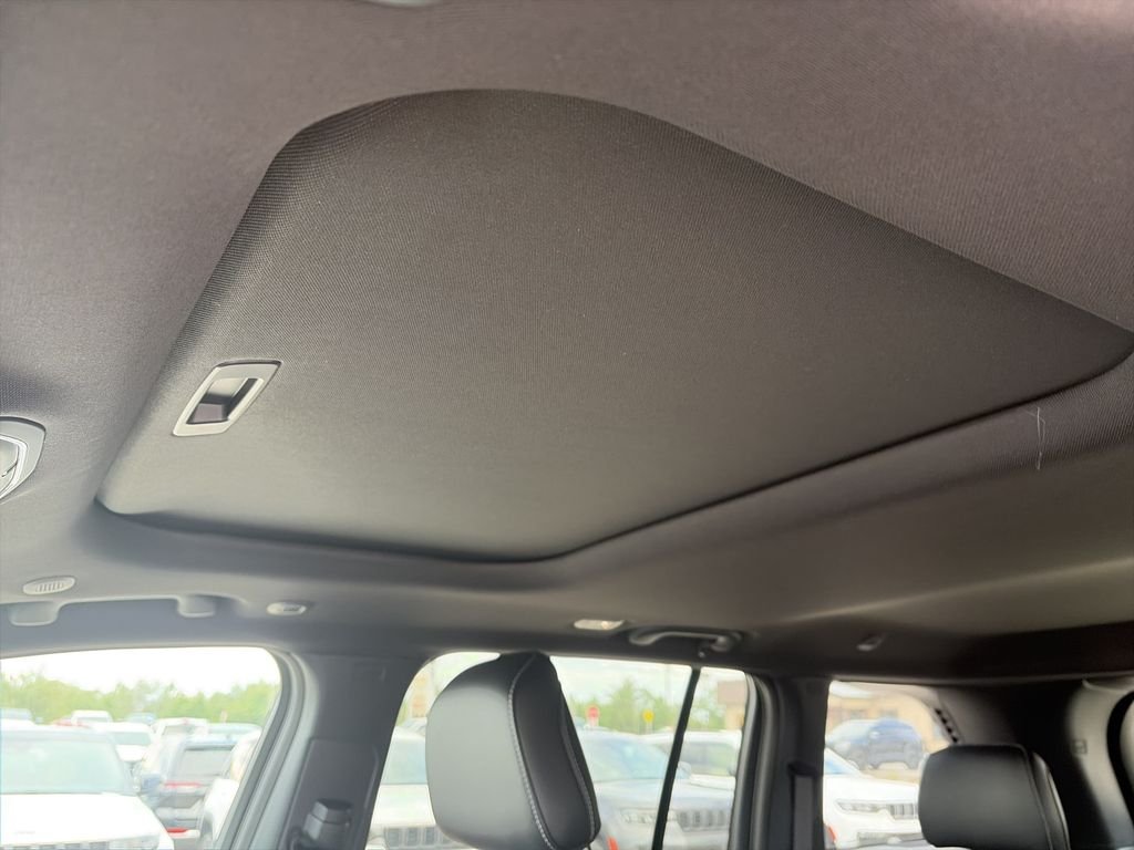 New 2026 Diamond Black Crystal Pearl-Coat Exterior Paint Jeep Altitude image 28