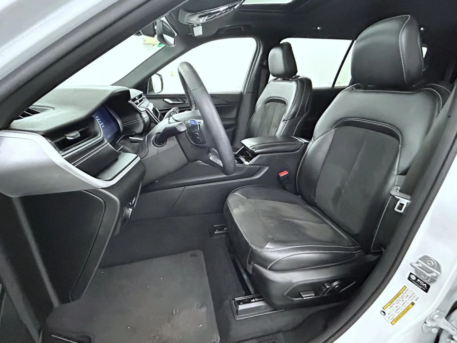 Used 2023 White Jeep Altitude image 10