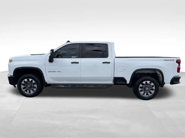 Used 2022 White Chevrolet Custom image 4