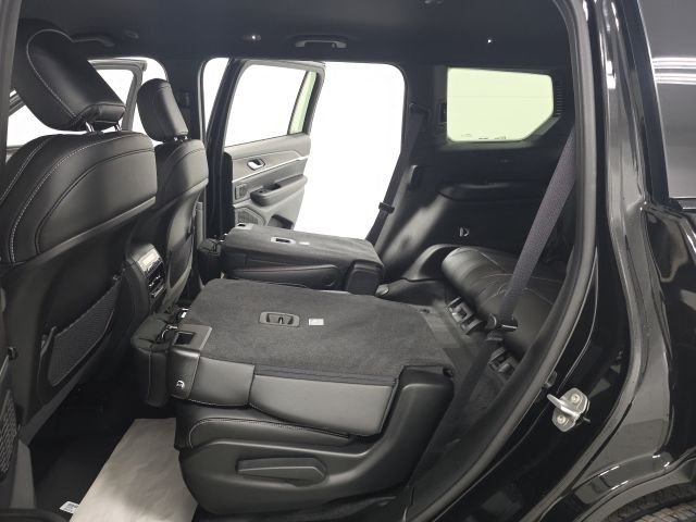 New 2026 Diamond Black Crystal Pearl-Coat Exterior Paint Jeep Limited image 23