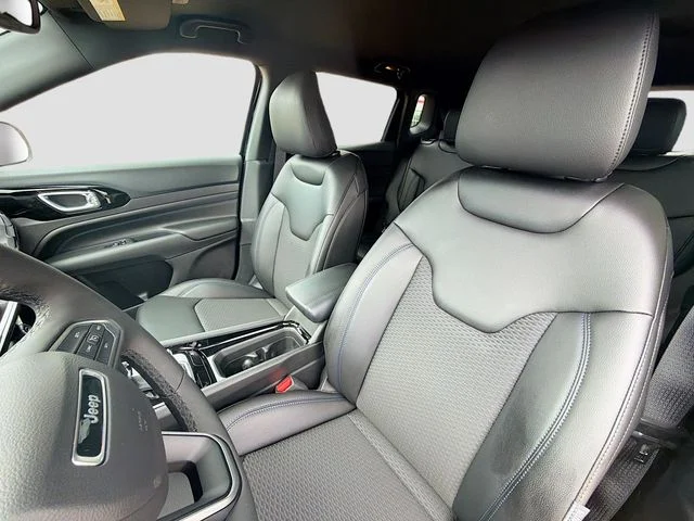 New 2026 Diamond Black Crystal Pearl-Coat Exterior Paint Jeep Latitude image 22