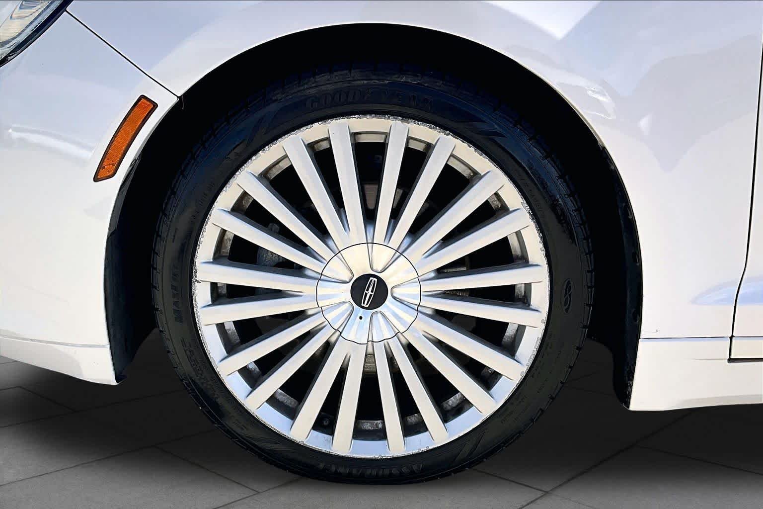 Used 2017 White Platinum Metallic Tri-Coat Lincoln Reserve image 10