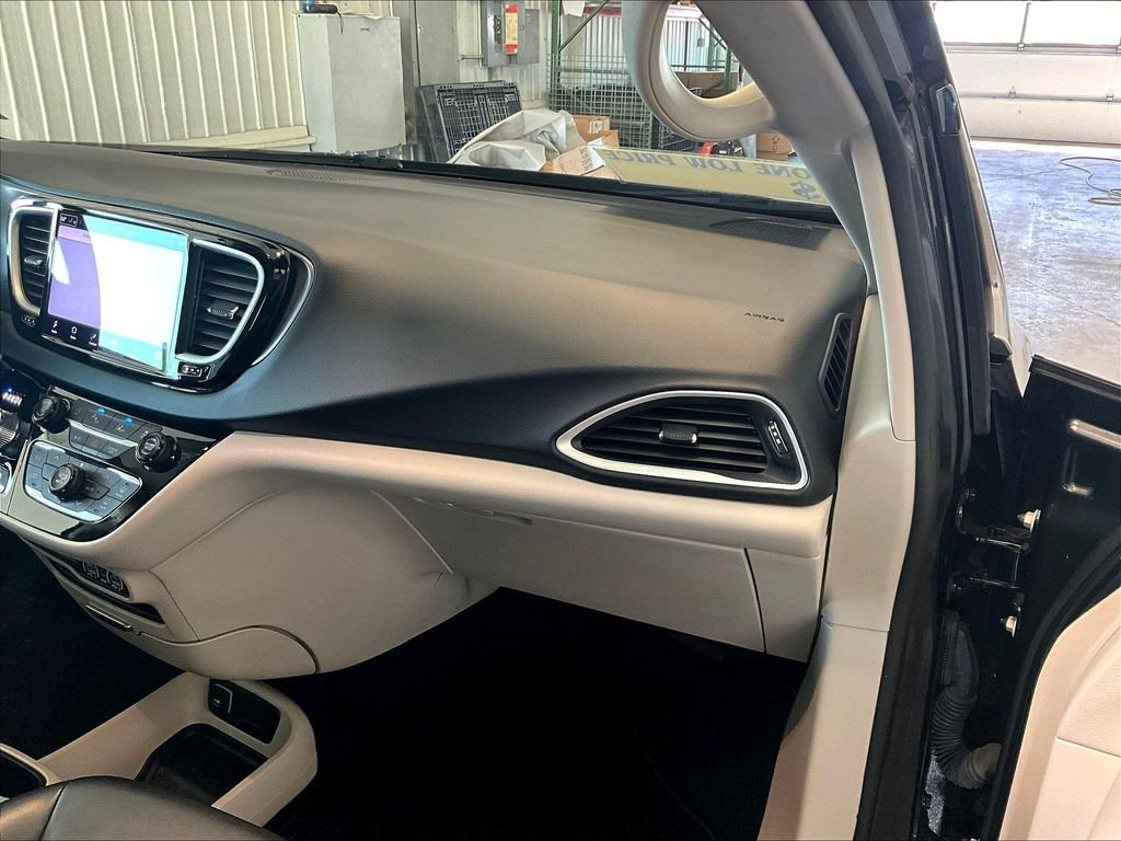 Used 2023 Black Chrysler Touring L image 13