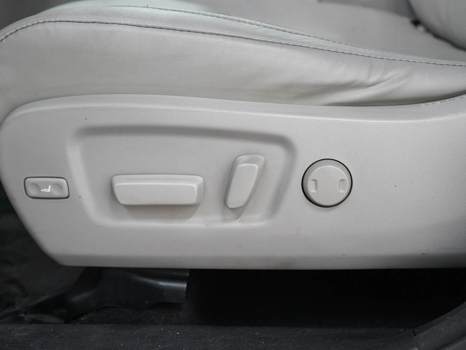 Used 2016 Blizzard Pearl Toyota  image 26