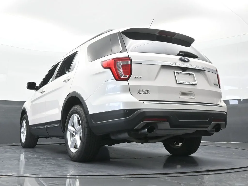 Used 2018 White Platinum Clearcoat Metallic Ford XLT image 60