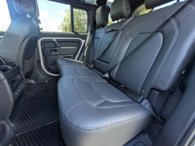 Used 2025 Fuji White Land Rover X-Dynamic SE image 11