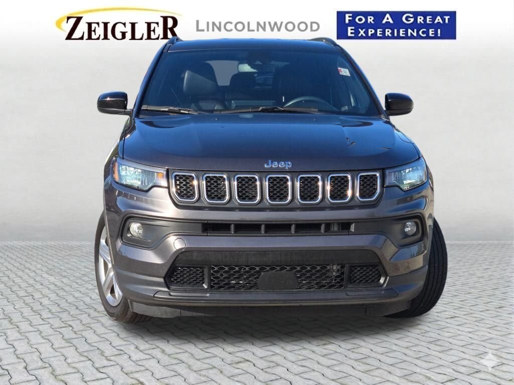 Used 2024  Jeep Latitude image 4