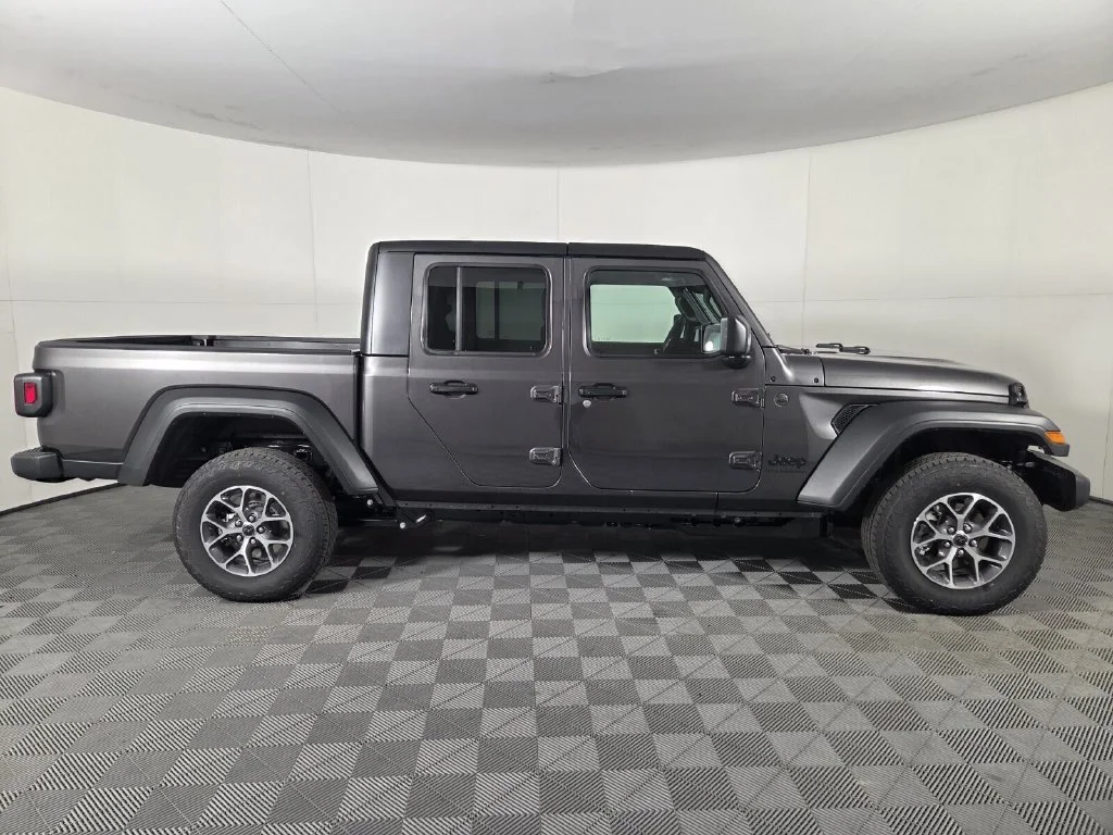 New 2027 Granite Crystal Metallic Clear-Coat Paint Jeep Sport S image 5