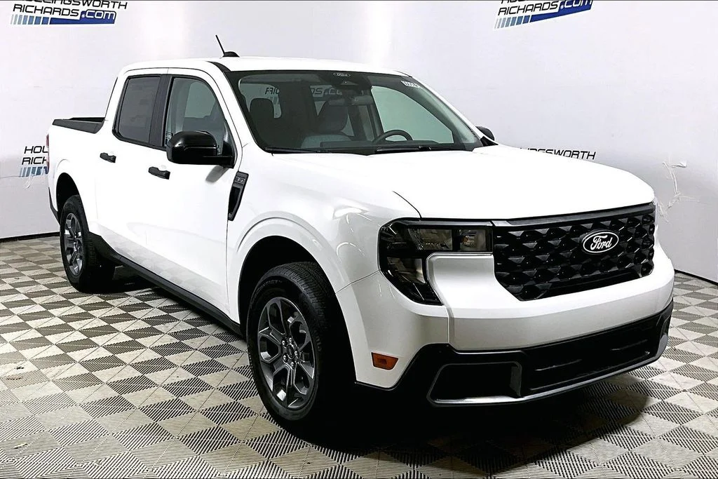 New 2026 Oxford White Ford XLT image 2