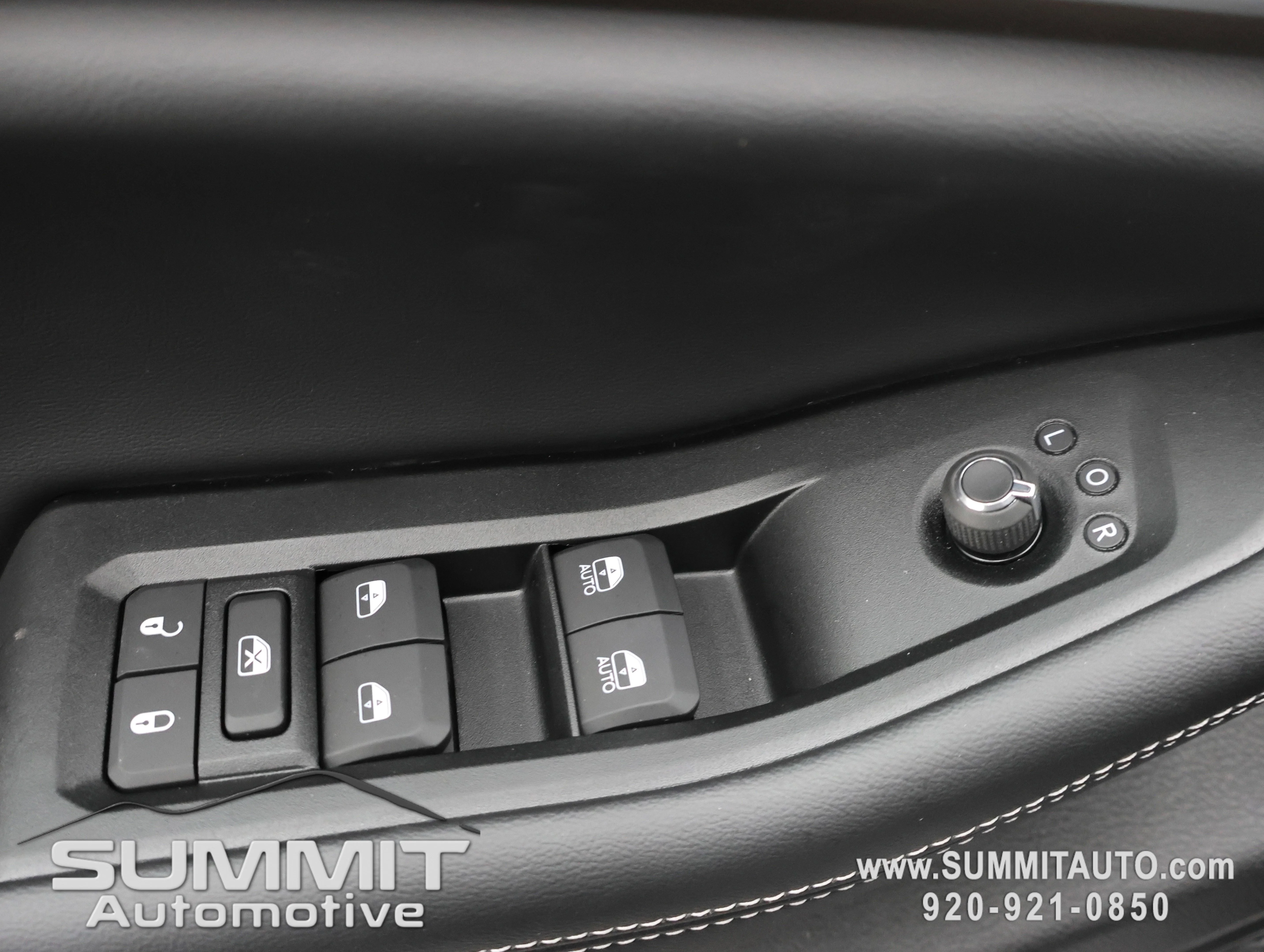 New 2025 Diamond Black Crystal Pearl-Coat Exterior Paint Jeep Limited image 45