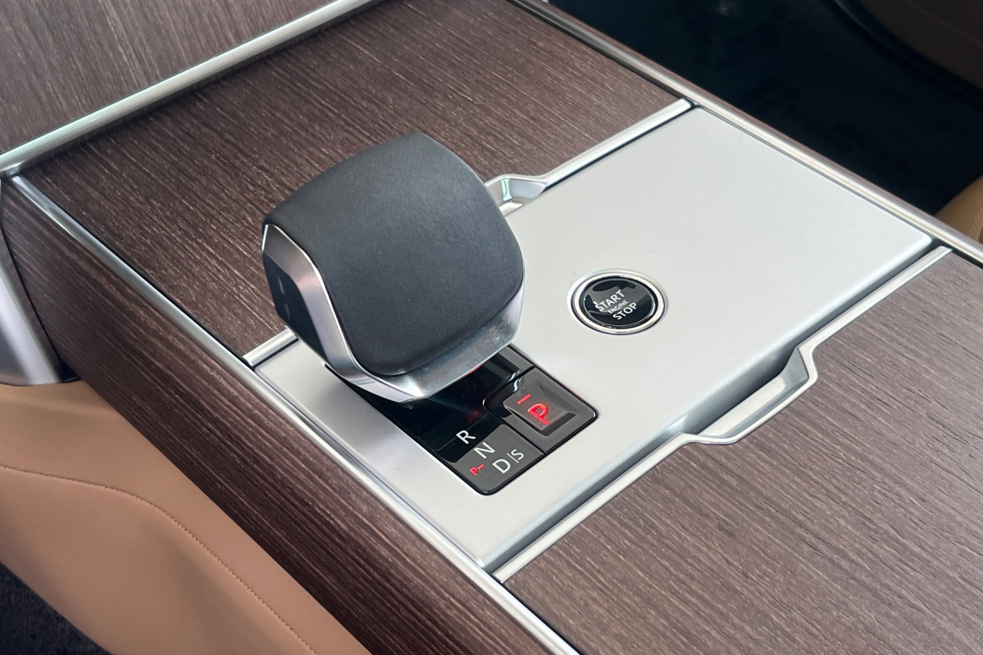 New 2026 Eiger Grey Land Rover SE image 23