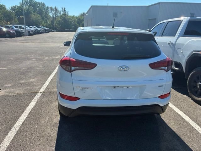 Used 2018 White Hyundai SE image 5