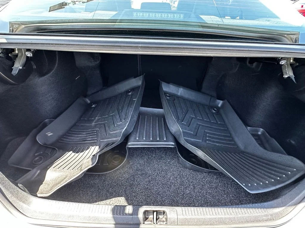Used 2019 Silver Toyota XLE image 9