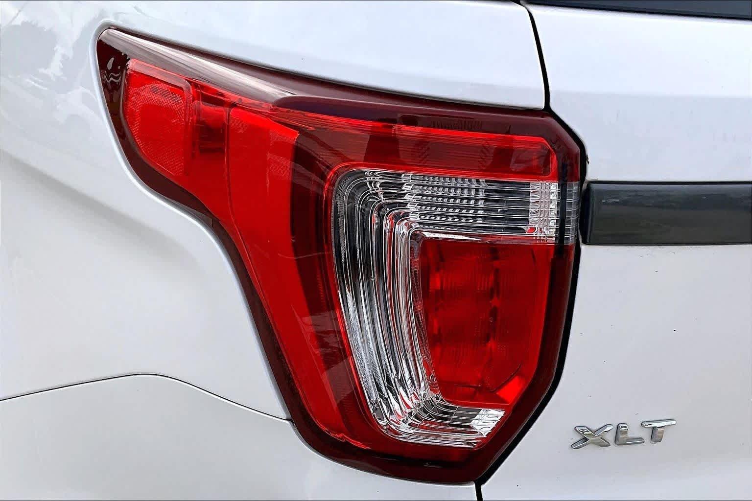 Used 2017 White Platinum Metallic Tri-Coat Ford XLT image 27