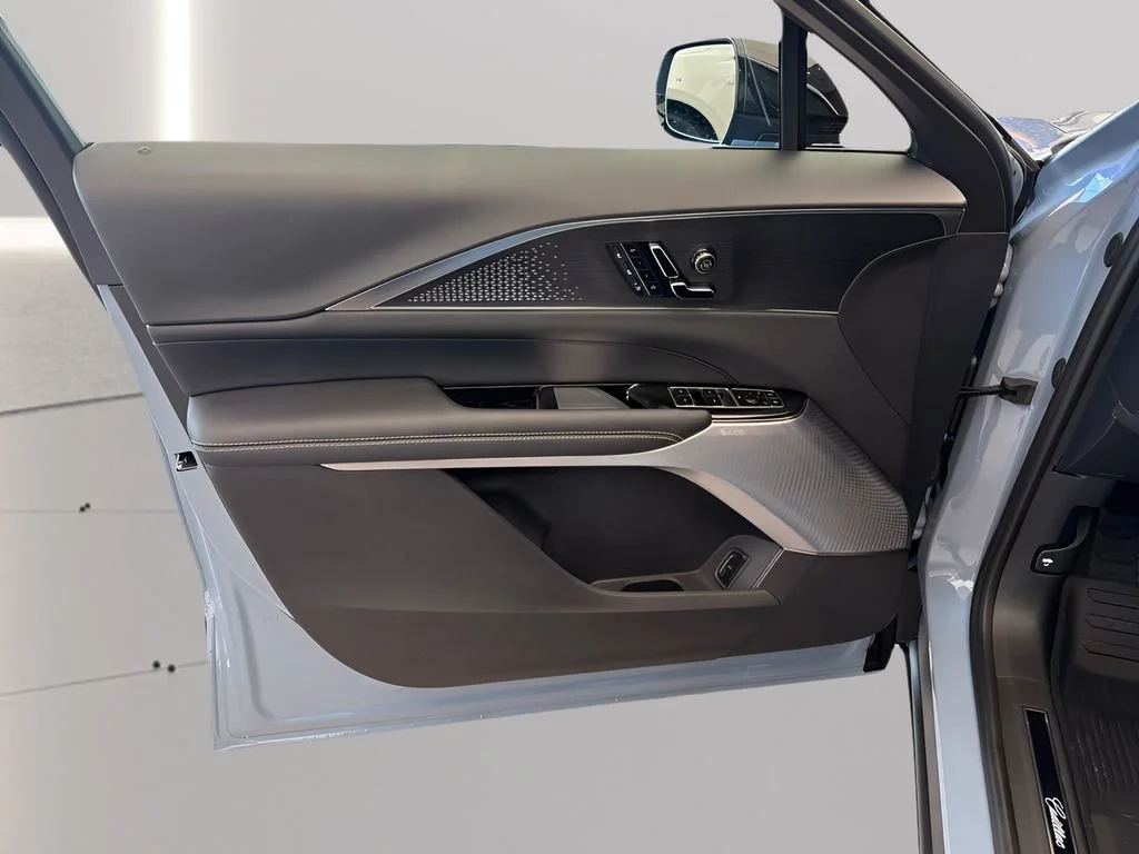 2027 Cadillac LYRIQ Signature Luxury - Photo 17