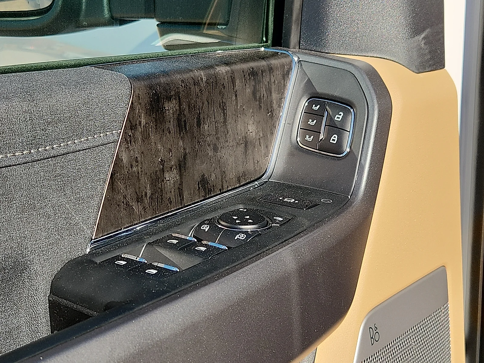 New 2026 Oxford White Ford Lariat image 15