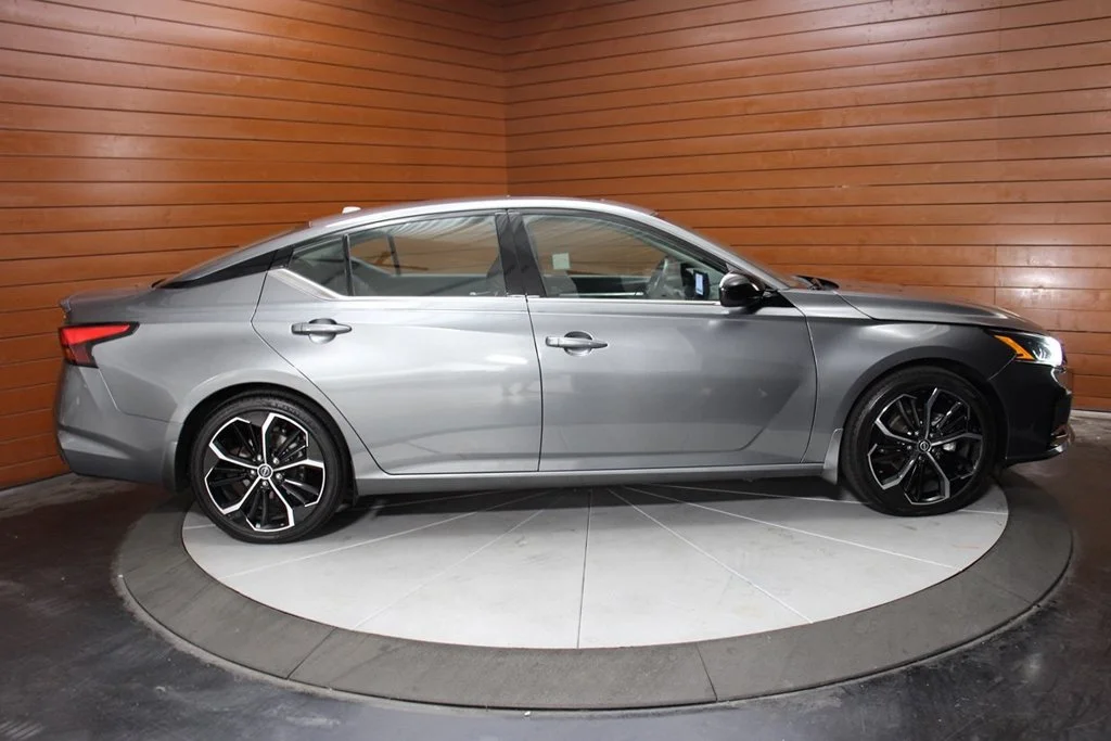 Used 2023 Gun Metallic Nissan 2.5 SR image 8