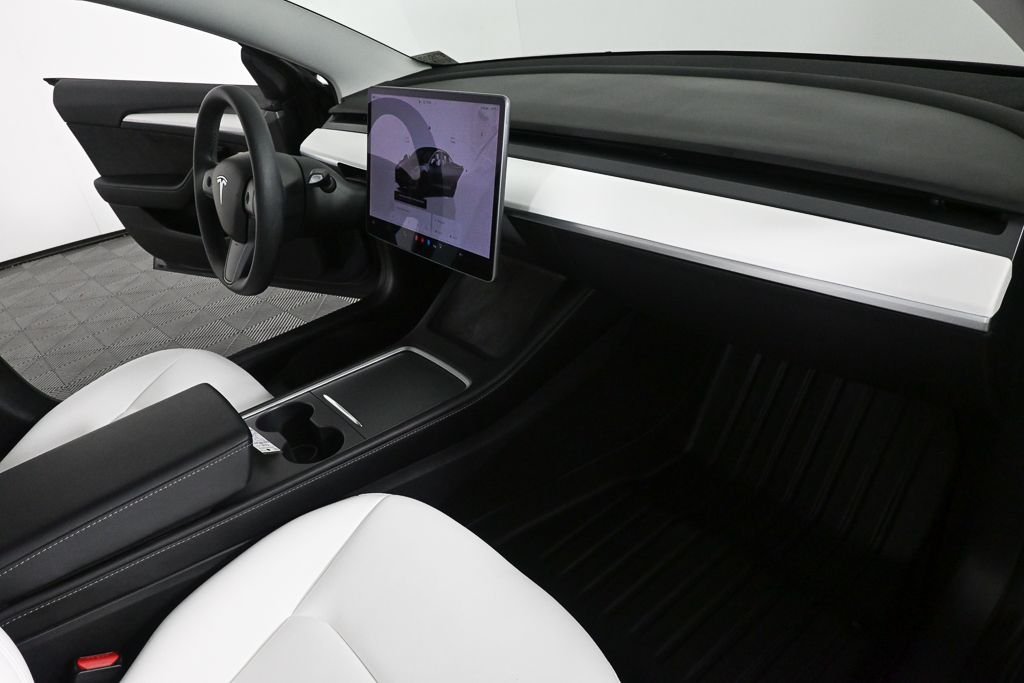 Used 2022  Tesla Performance image 19