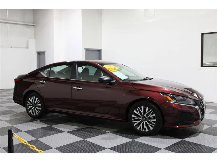Used 2025 Garnet Pearl Metallic Nissan SV image 1