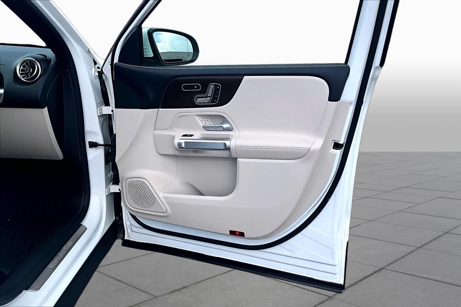 Used 2025 Polar White Mercedes-Benz GLB 250 image 23