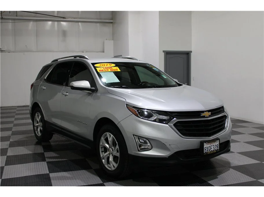 Used 2018 Silver Ice Metallic Chevrolet LT image 3