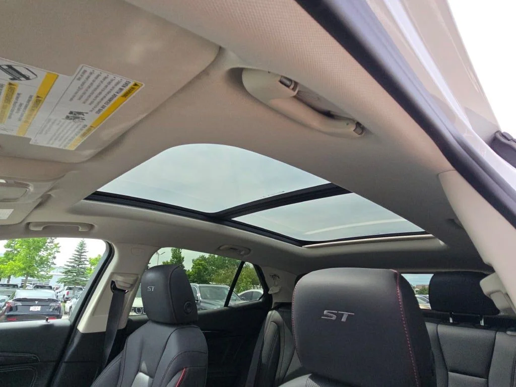 Used 2023 White Buick Essence image 26
