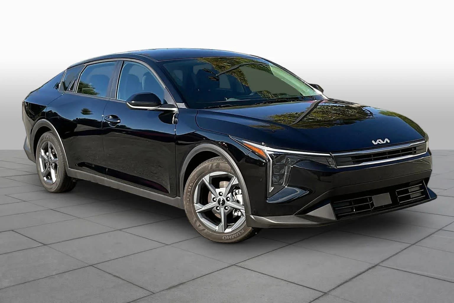 Used 2025 Aurora Black Pearl Kia LXS image 3
