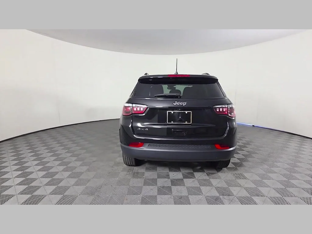 New 2026 Diamond Black Crystal Pearl-Coat Exterior Paint Jeep Latitude Altitude image 29
