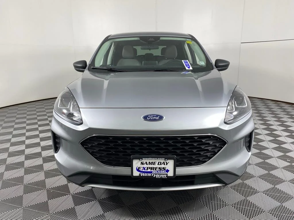 Used 2022 Iconic Silver Ford SE image 4