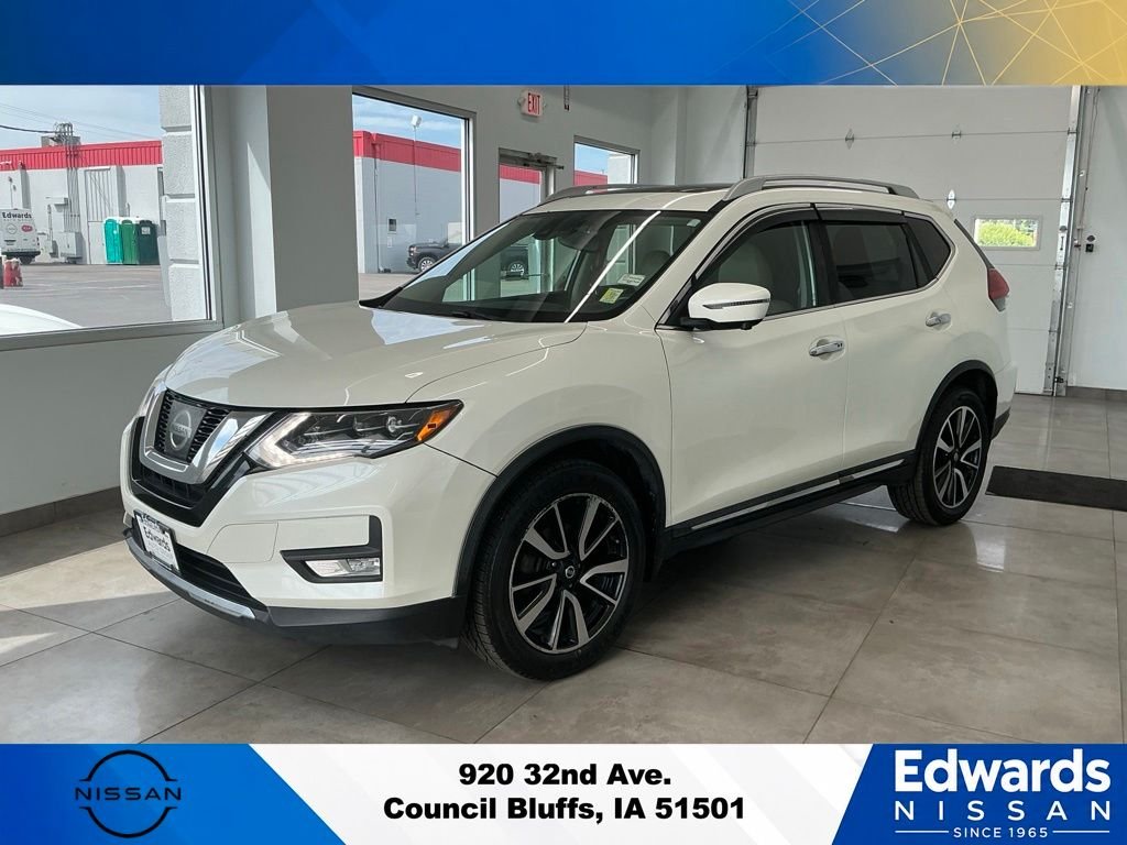 Used 2017 White Nissan  image 4