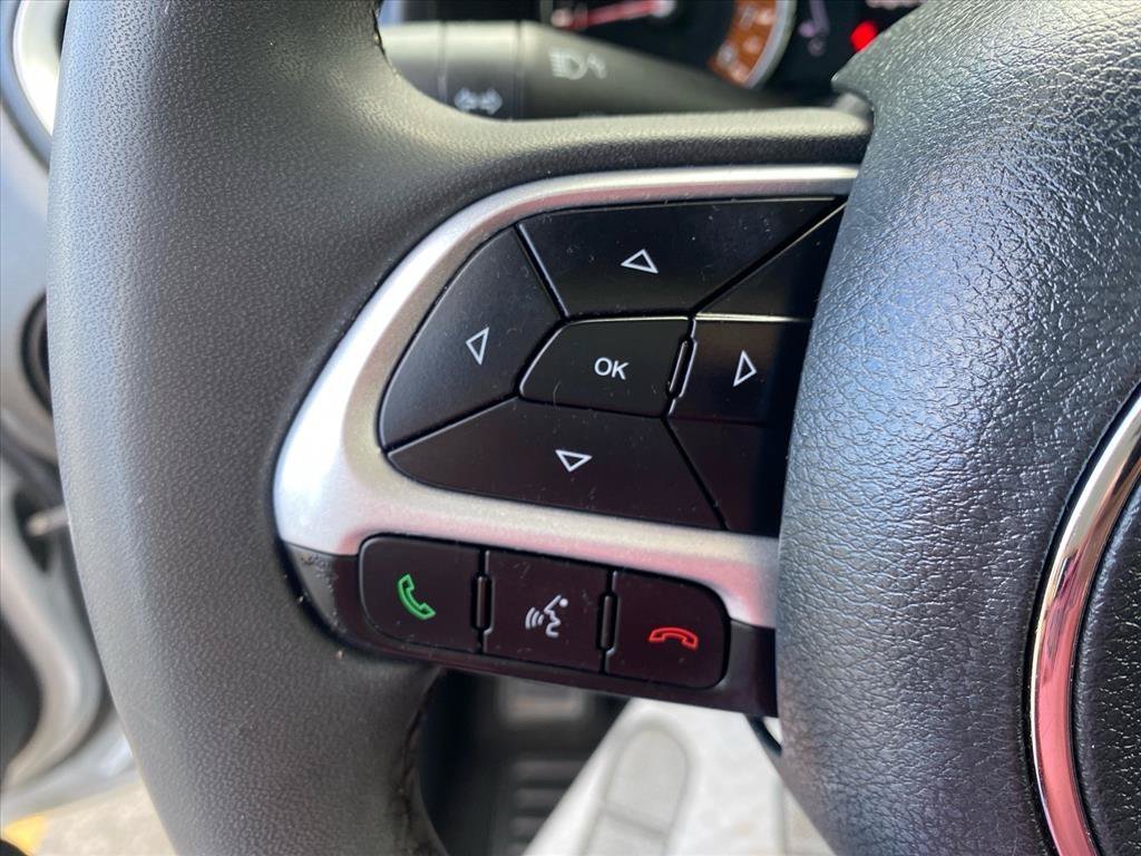 Used 2020 Glacier Metallic Clearcoat Jeep Latitude image 17