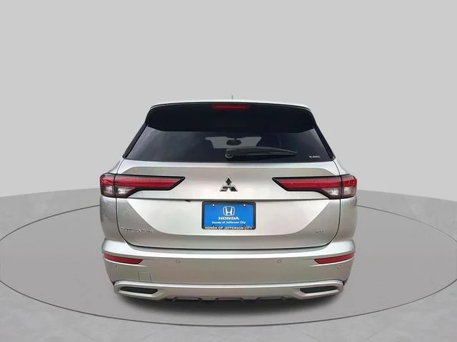Used 2024 Silver Mitsubishi SE image 5