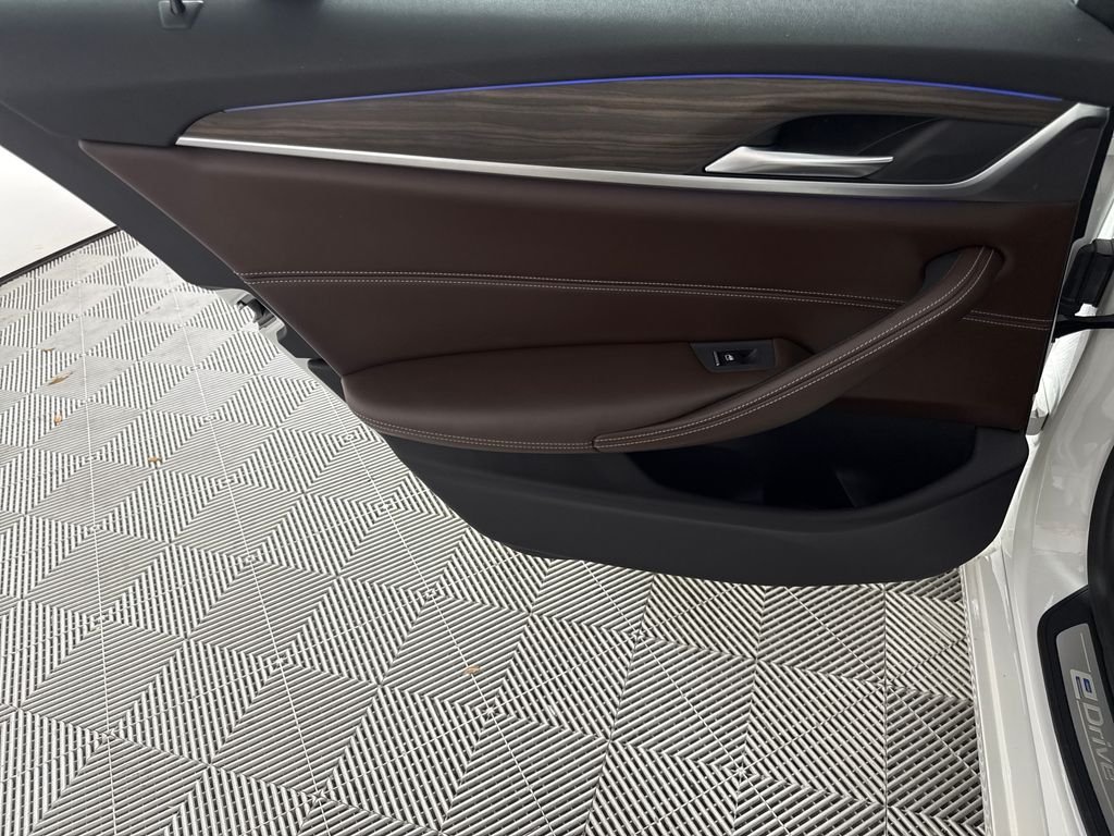 2018 BMW 5 Series 530e - Photo 12