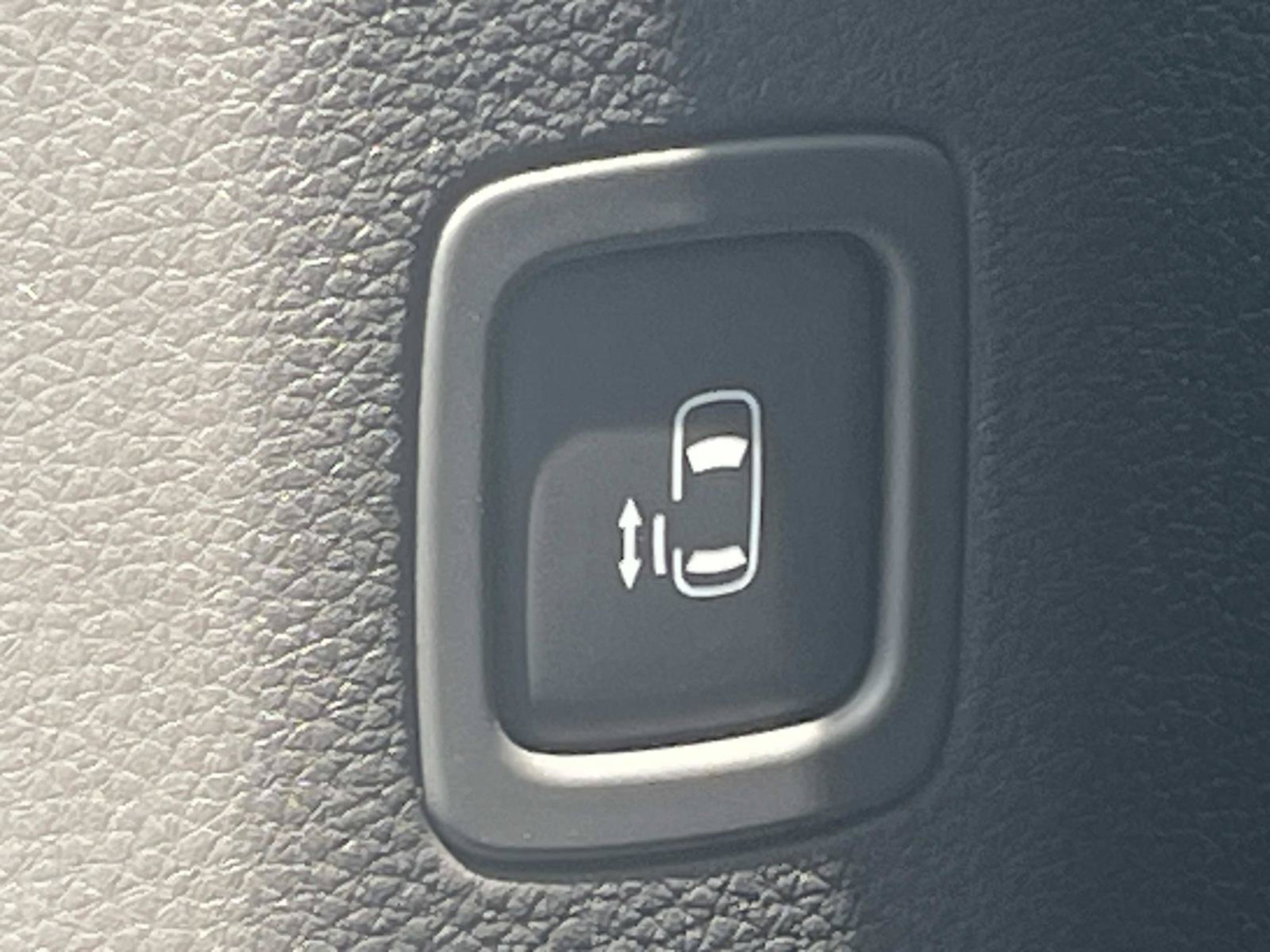 New 2026 Snow White Pearl Kia LX image 17