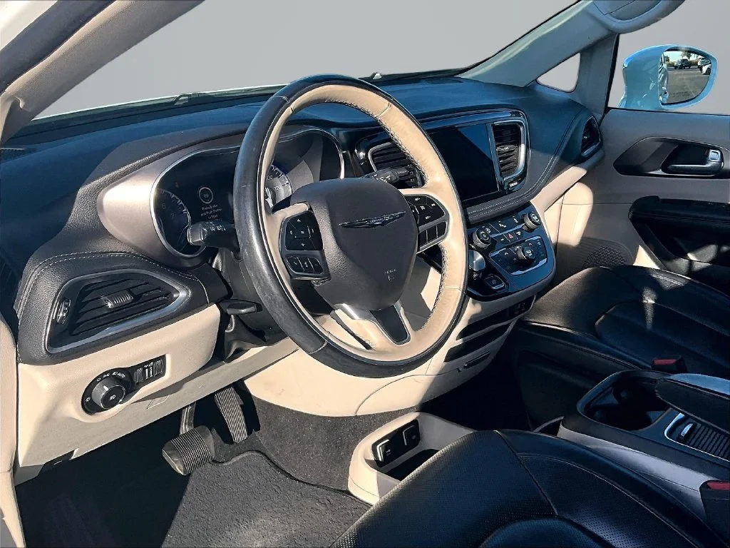 Used 2018 White Chrysler Limited image 13