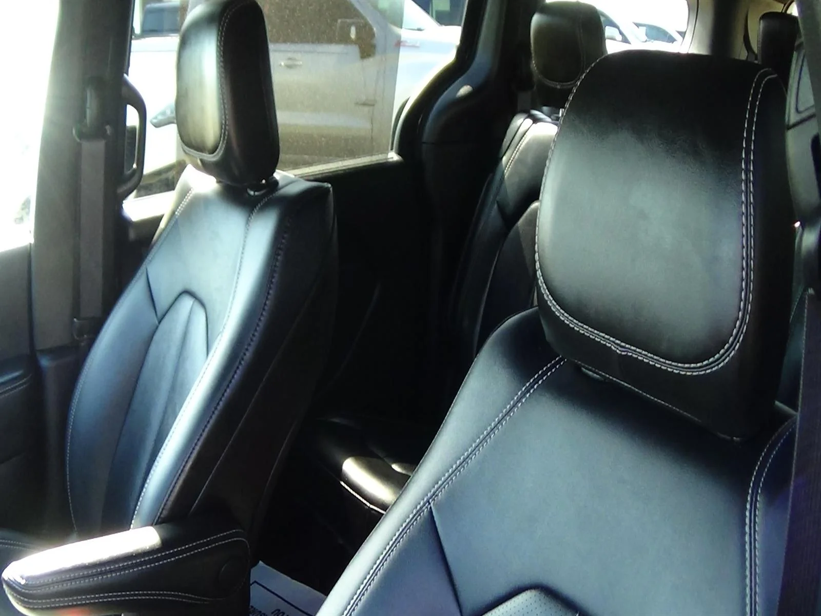 Certified Used 2025 Diamond Black Crystal Pearl Coat (pxj) Chrysler Select image 17