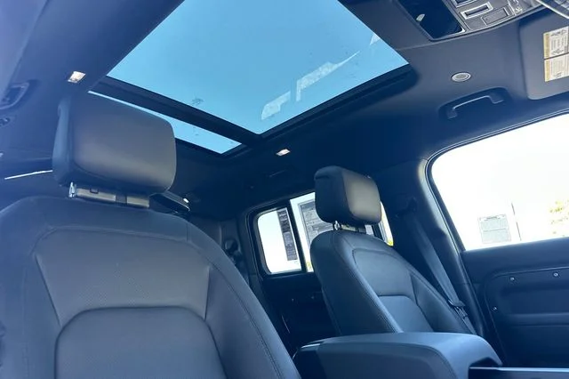 New 2026 Woolstone Green Land Rover X-Dynamic SE image 15