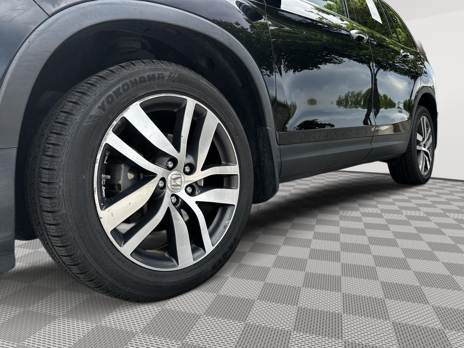 Used 2017 Crystal Black Pearl Honda Touring image 6